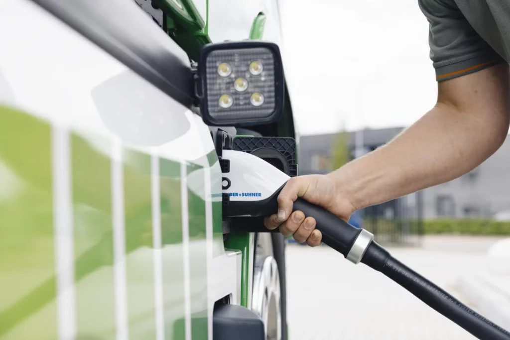 Los millones de kilómetros que los camiones eléctricos de Volvo han recorrido desde 2019 1 Motor16 2025 Volvo Trucks Eléctricos. 250 millones km. Imagen enchufe.