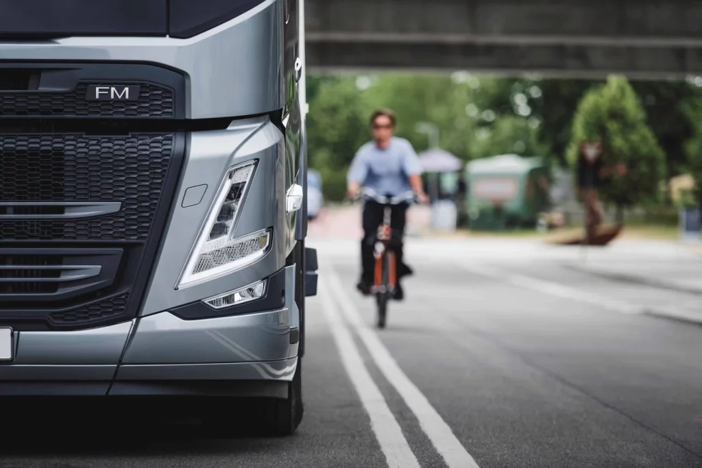 2025 Volvo Trucks. Euro NCAP. Imagen ciclista.
