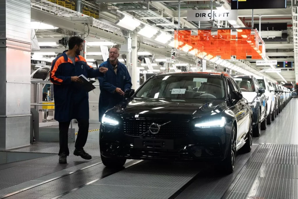 Volvo dice adiós a todo un símbolo: La familia queda huérfana 10 Motor16 2025 Volvo V90 Produccion 3 Motor16