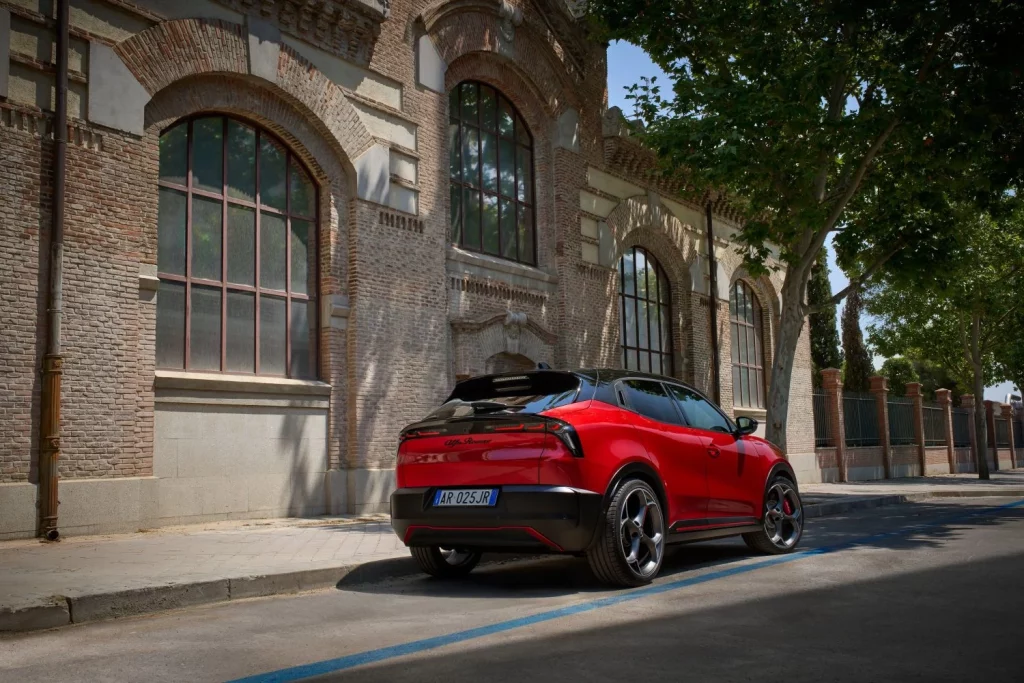 Los Alfa Romeo Junior más sofisticados ya están a la venta en España 1 Motor16 2025 Alfa Romeo Junior. Imagen trasera.