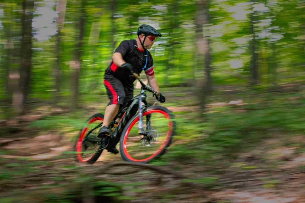 2025 Audi bicicleta eléctrica eMTB. Fantic. Imagen movimiento.
