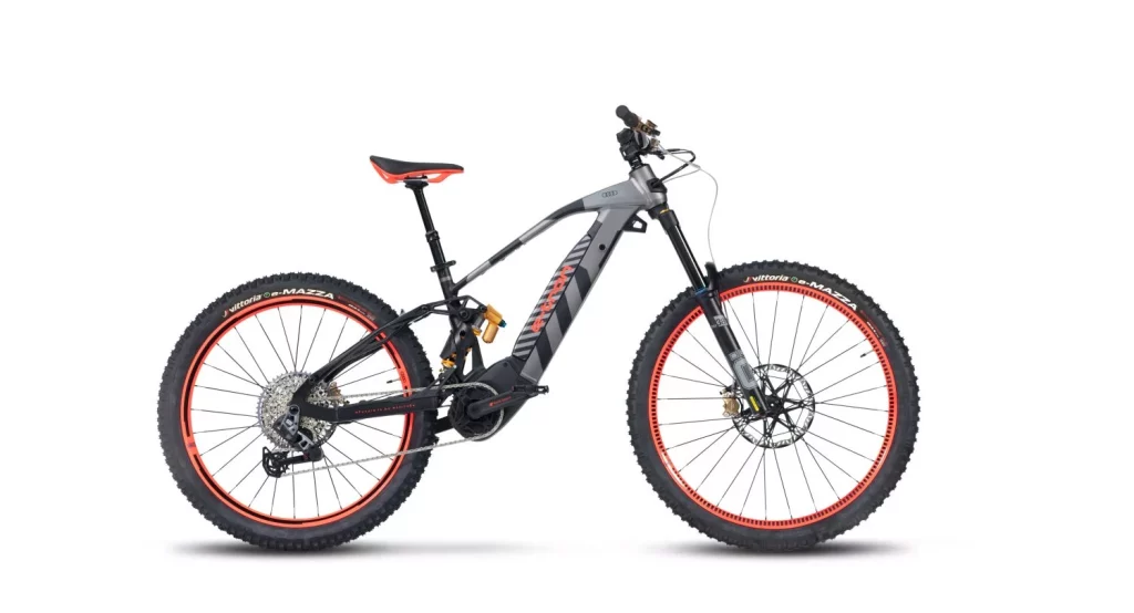 2025 Audi bicicleta eléctrica eMTB. Fantic. Imagen estudio.