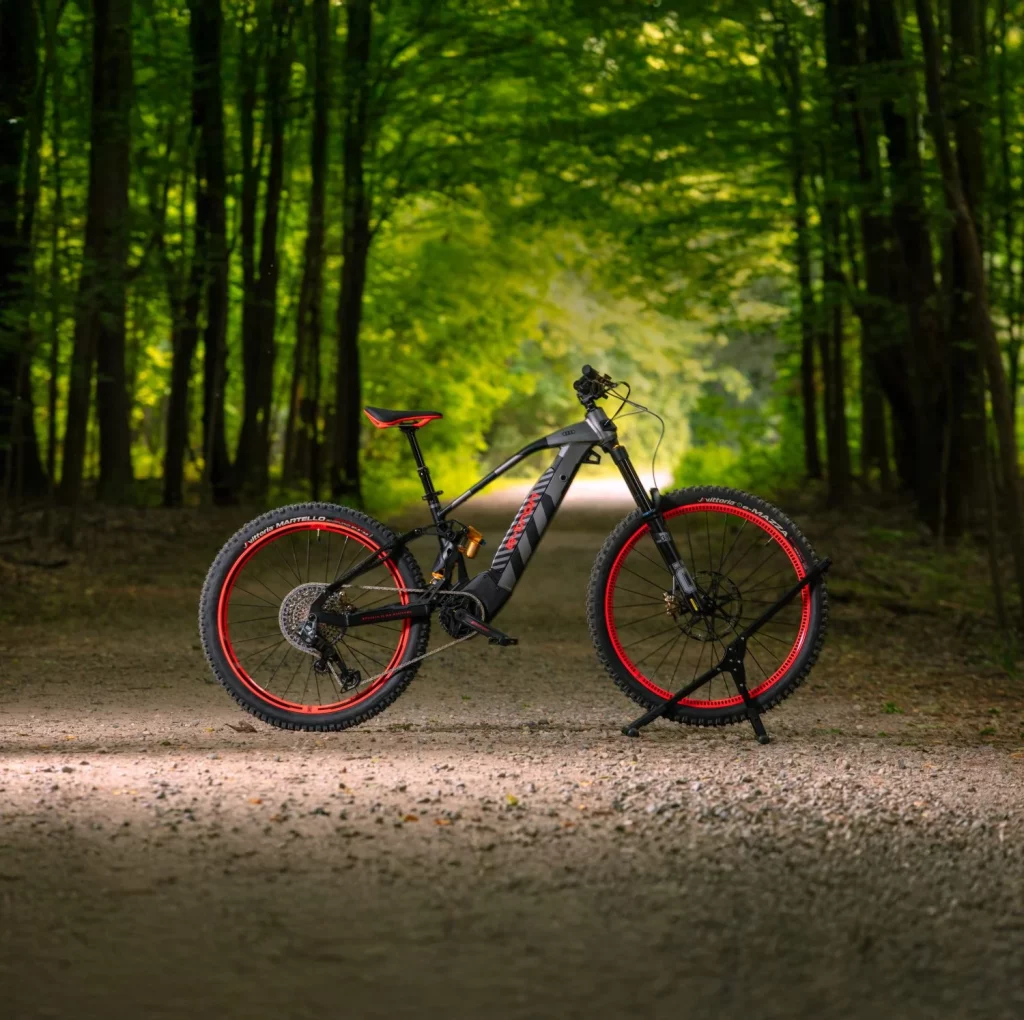 2025 Audi bicicleta eléctrica eMTB. Fantic. Imagen.