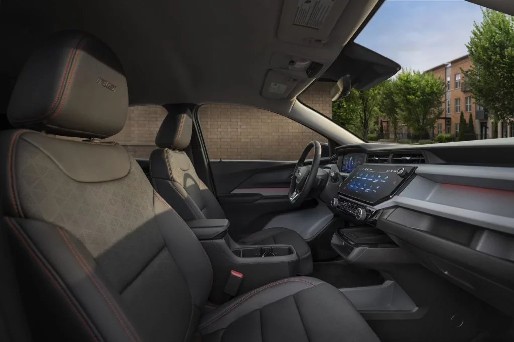 El Chevrolet Bolt se pone en forma y ajusta aún más sus precios 2 Motor16 2025 Chevrolet Bolt. Imagen interior.