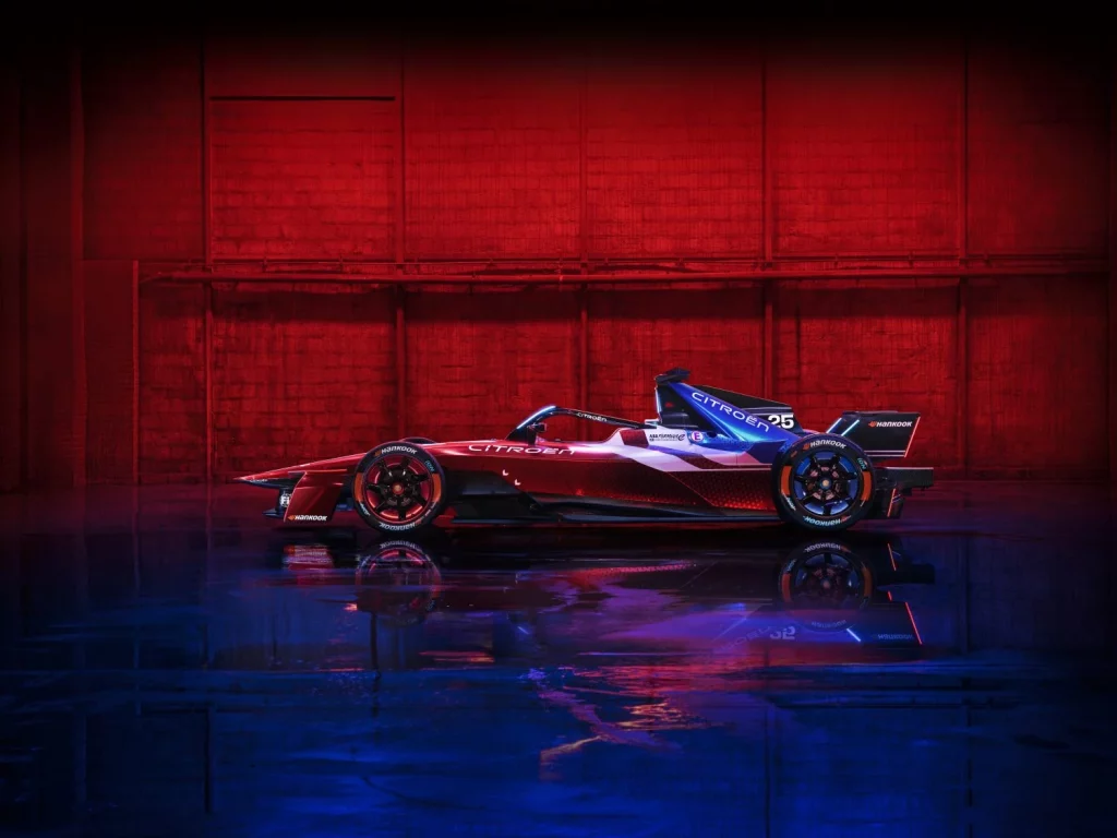 Citroën muestra sus armas para luchar en el campeonato ABB FIA de Fórmula E 4 Motor16 2025 Citroën Fórmula E. Imagen lateral.