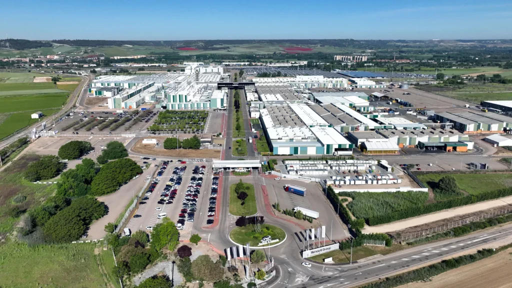 Esta es la cantidad de energía que Renault invierte para fabricar un coche en Palencia o Valladolid 3 Motor16 2025 Fábrica Palencia Renault. Imagen aérea.