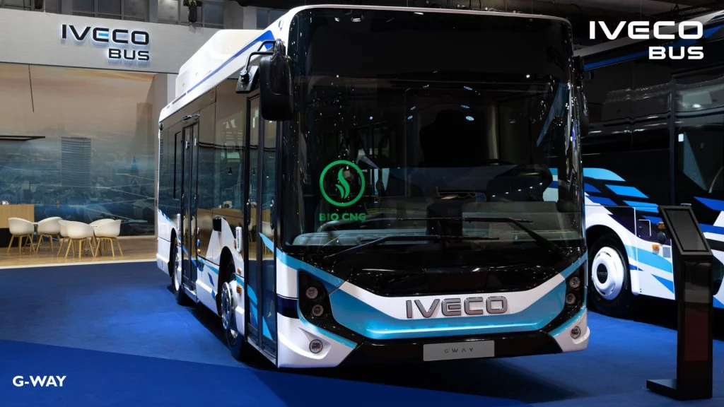 IVECO G-WAY: El bus más eficiente de la marca se ha presentado en Busworld 4 Motor16 2025 IVECO G-WAY. Busworld. Imagen portada.