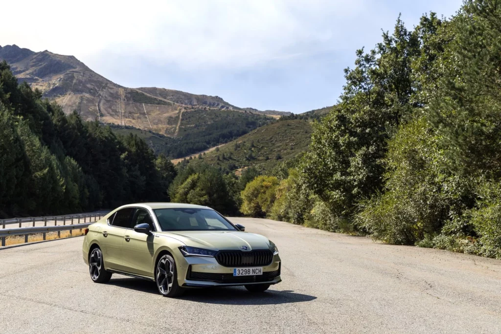 Gama ‘0 emisiones’ de Skoda: La excusa perfecta para celebrar 130 años de historia 35 Motor16 2025 skoda superb 1 Motor16
