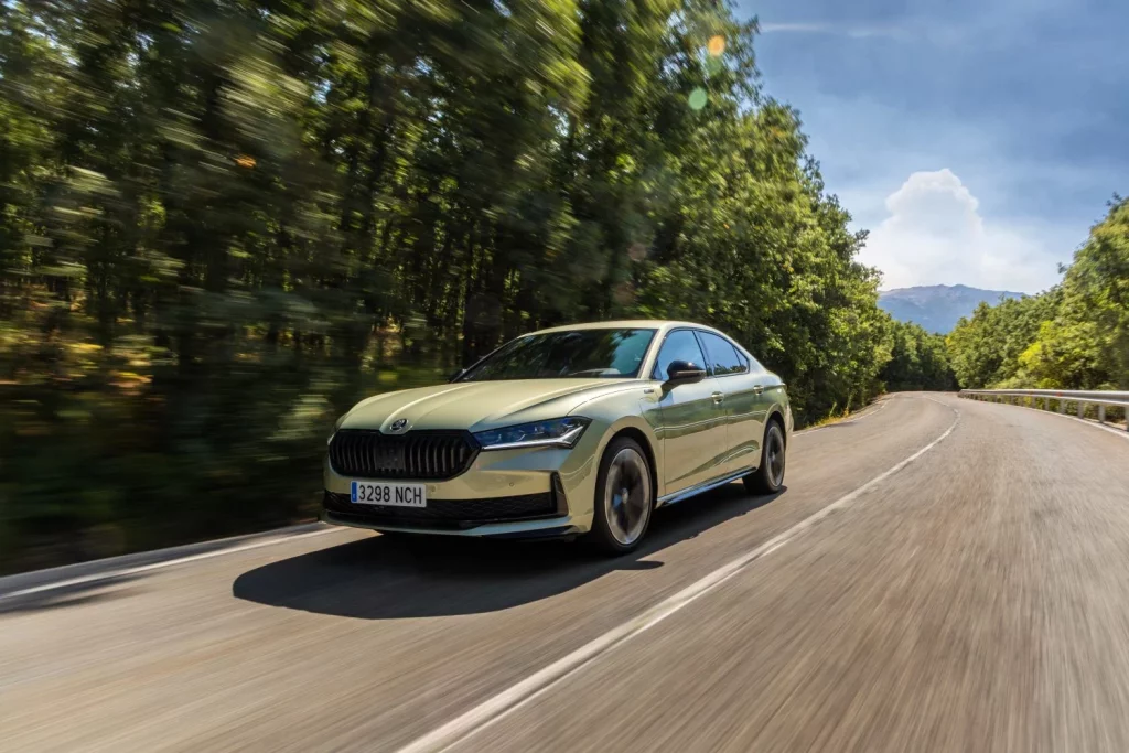 Gama ‘0 emisiones’ de Skoda: La excusa perfecta para celebrar 130 años de historia 2 Motor16 2025 Skoda Gama 0 emisiones. Imagen Superb.