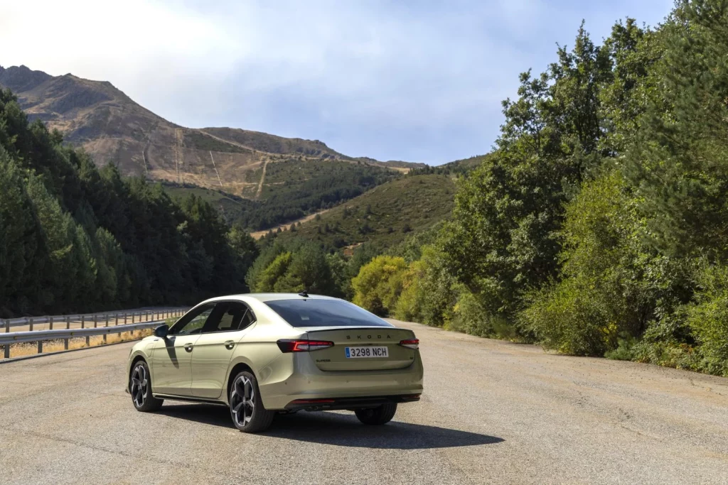 Gama ‘0 emisiones’ de Skoda: La excusa perfecta para celebrar 130 años de historia 36 Motor16 2025 skoda superb 3 Motor16