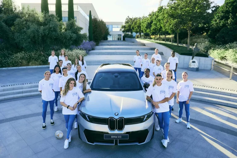 La plantilla del Real Madrid femenino ya conduce sus nuevos BMW: todas las fotos de las jugadoras con sus coches