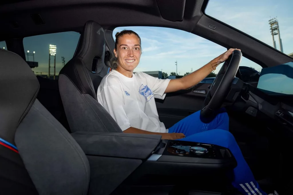 La plantilla del Real Madrid femenino ya conduce sus nuevos BMW: todas las fotos de las jugadoras con sus coches 14 Motor16 2025 BMW REAL MADRID FEMENINO10 Motor16