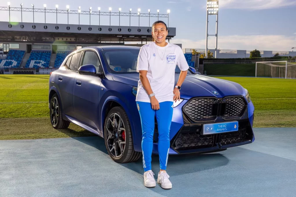 La plantilla del Real Madrid femenino ya conduce sus nuevos BMW: todas las fotos de las jugadoras con sus coches 15 Motor16 2025 BMW REAL MADRID FEMENINO11 Motor16