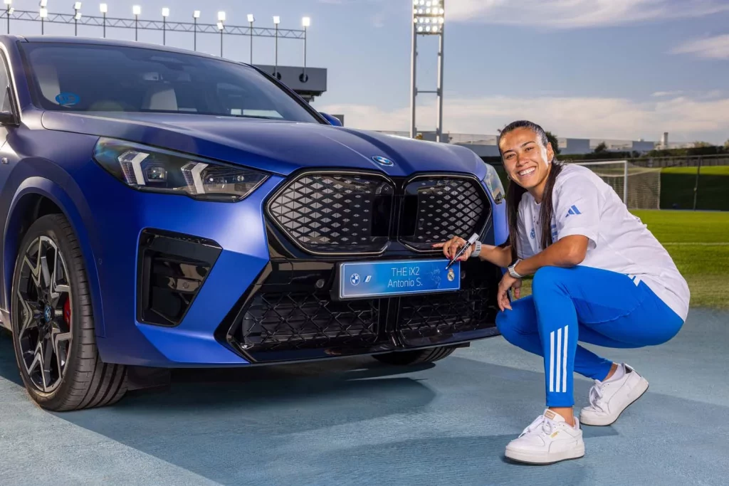 La plantilla del Real Madrid femenino ya conduce sus nuevos BMW: todas las fotos de las jugadoras con sus coches 16 Motor16 2025 BMW REAL MADRID FEMENINO12 Motor16