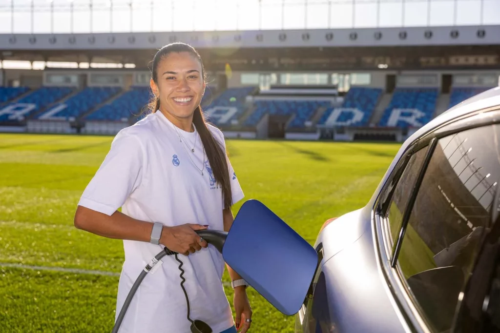 La plantilla del Real Madrid femenino ya conduce sus nuevos BMW: todas las fotos de las jugadoras con sus coches 17 Motor16 2025 BMW REAL MADRID FEMENINO13 Motor16