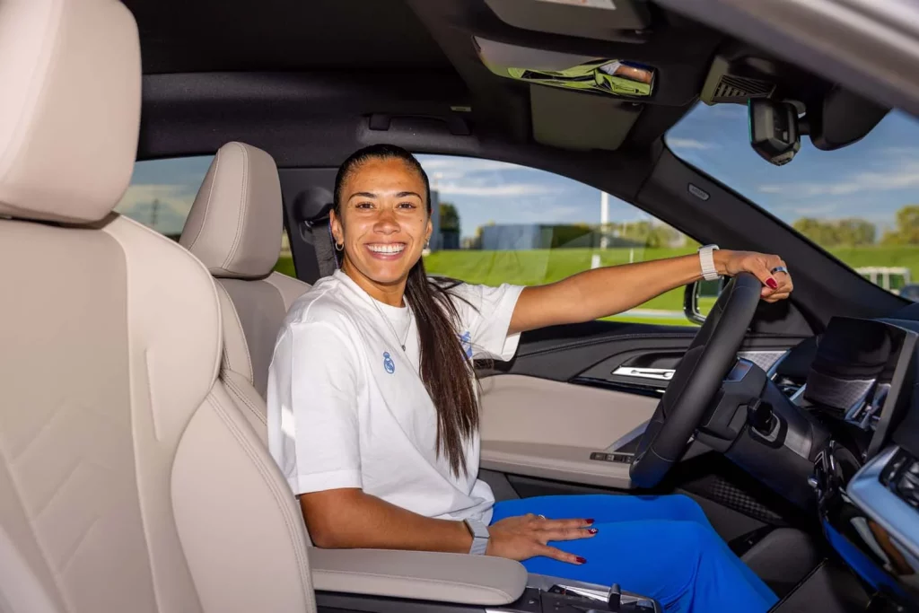 La plantilla del Real Madrid femenino ya conduce sus nuevos BMW: todas las fotos de las jugadoras con sus coches 18 Motor16 2025 BMW REAL MADRID FEMENINO14 Motor16