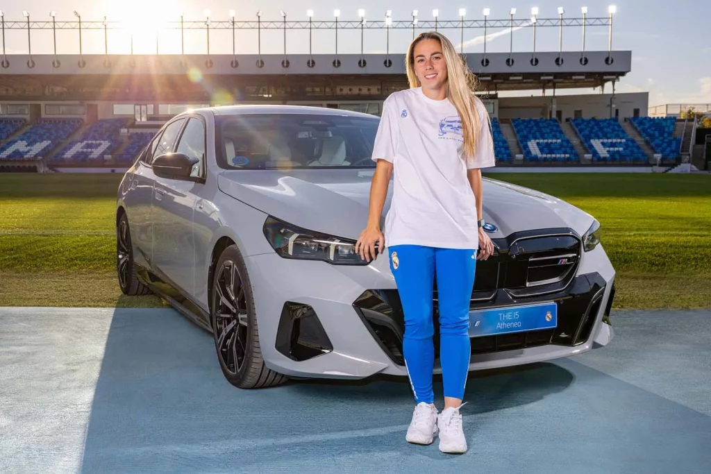 La plantilla del Real Madrid femenino ya conduce sus nuevos BMW: todas las fotos de las jugadoras con sus coches 4 Motor16 2025 BMW REAL MADRID FEMENINO15 Motor16