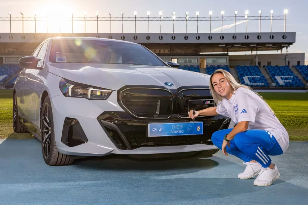 La plantilla del Real Madrid femenino ya conduce sus nuevos BMW: todas las fotos de las jugadoras con sus coches 19 Motor16 2025 BMW REAL MADRID FEMENINO16 Motor16