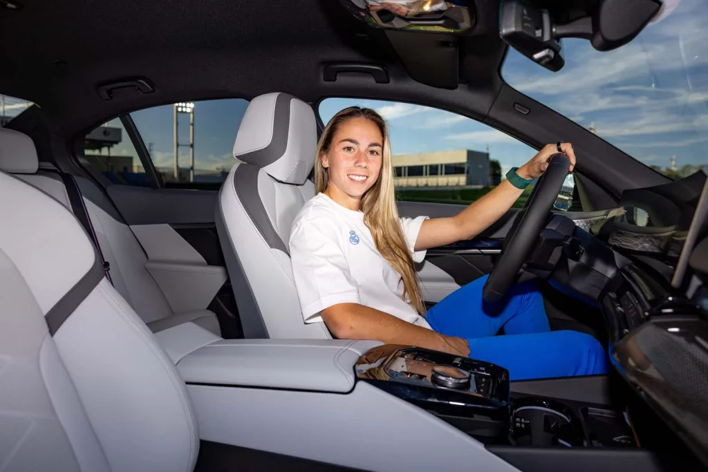 La plantilla del Real Madrid femenino ya conduce sus nuevos BMW: todas las fotos de las jugadoras con sus coches 20 Motor16 2025 BMW REAL MADRID FEMENINO17 Motor16