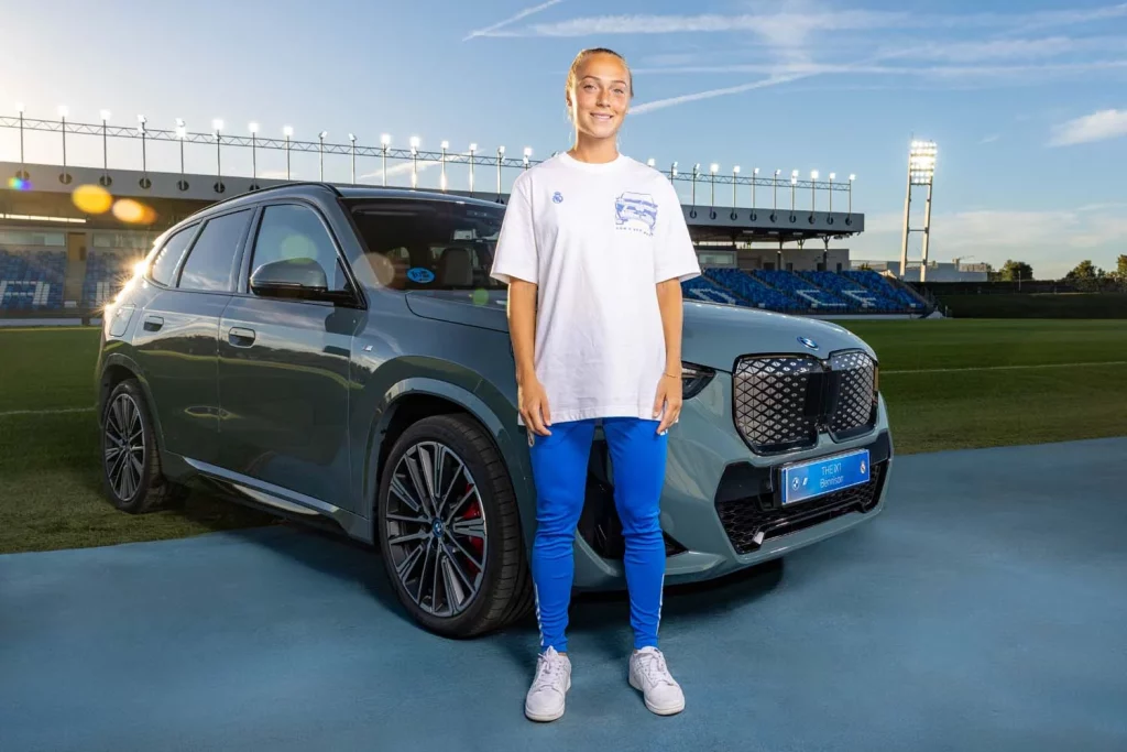 La plantilla del Real Madrid femenino ya conduce sus nuevos BMW: todas las fotos de las jugadoras con sus coches 21 Motor16 2025 BMW REAL MADRID FEMENINO18 Motor16