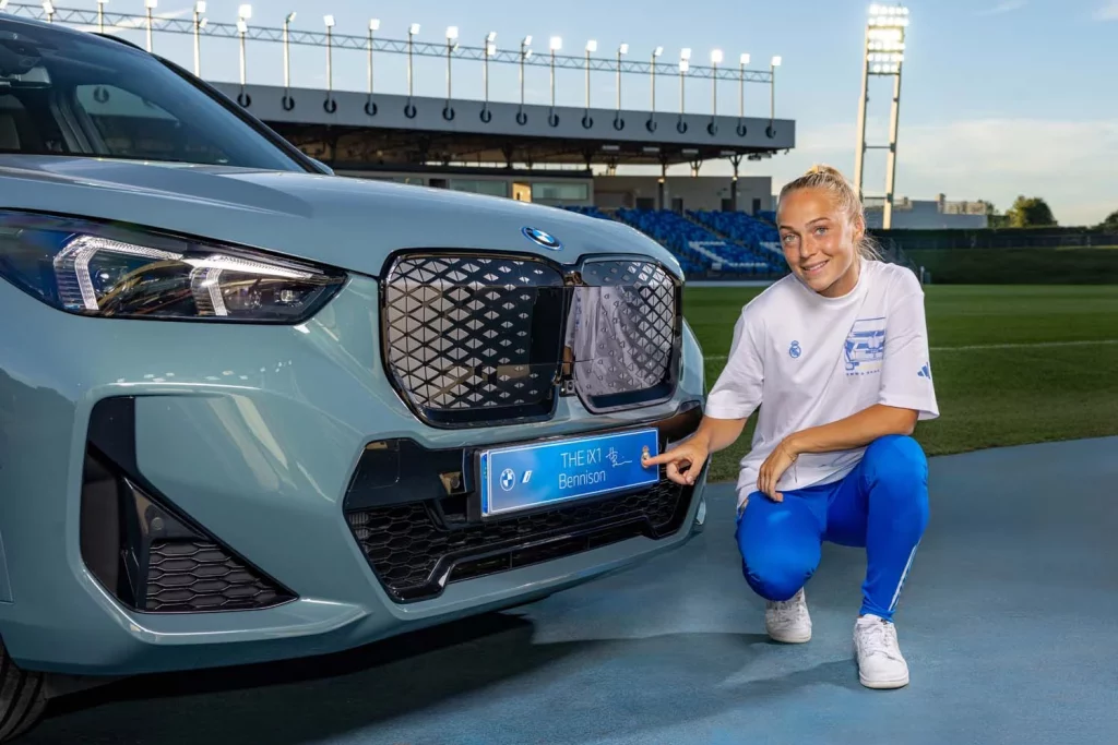 La plantilla del Real Madrid femenino ya conduce sus nuevos BMW: todas las fotos de las jugadoras con sus coches 22 Motor16 2025 BMW REAL MADRID FEMENINO19 Motor16