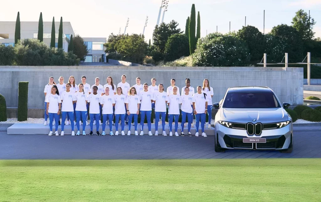 La plantilla del Real Madrid femenino ya conduce sus nuevos BMW: todas las fotos de las jugadoras con sus coches 6 Motor16 2025 BMW REAL MADRID FEMENINO2 Motor16