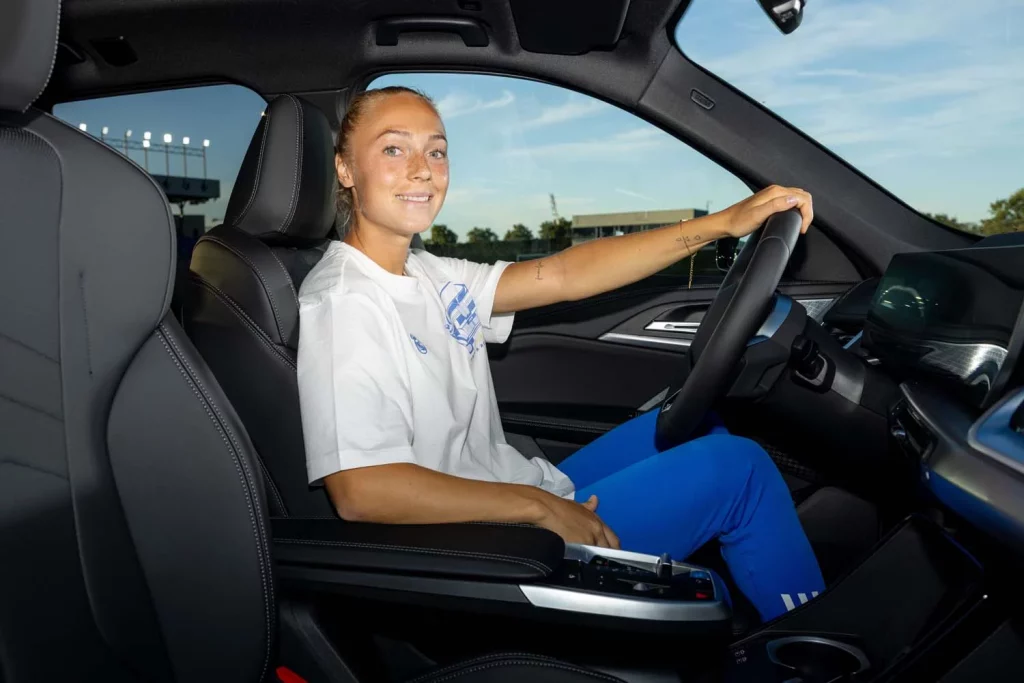 La plantilla del Real Madrid femenino ya conduce sus nuevos BMW: todas las fotos de las jugadoras con sus coches 23 Motor16 2025 BMW REAL MADRID FEMENINO20 Motor16