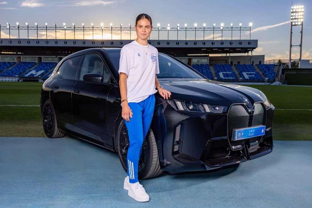 La plantilla del Real Madrid femenino ya conduce sus nuevos BMW: todas las fotos de las jugadoras con sus coches 24 Motor16 2025 BMW REAL MADRID FEMENINO21 Motor16