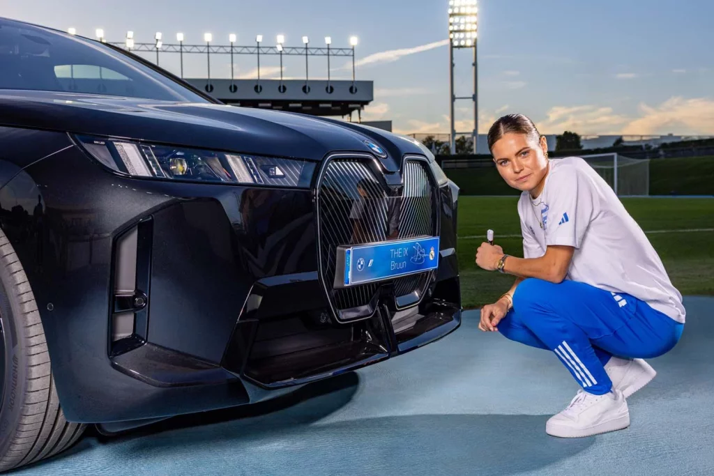 La plantilla del Real Madrid femenino ya conduce sus nuevos BMW: todas las fotos de las jugadoras con sus coches 25 Motor16 2025 BMW REAL MADRID FEMENINO22 Motor16