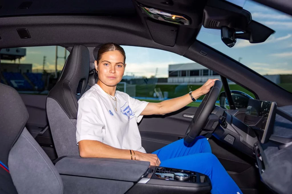 La plantilla del Real Madrid femenino ya conduce sus nuevos BMW: todas las fotos de las jugadoras con sus coches 26 Motor16 2025 BMW REAL MADRID FEMENINO23 Motor16