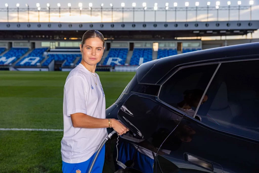 La plantilla del Real Madrid femenino ya conduce sus nuevos BMW: todas las fotos de las jugadoras con sus coches 27 Motor16 2025 BMW REAL MADRID FEMENINO24 Motor16