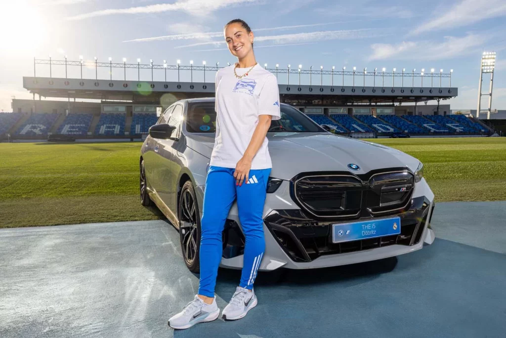 La plantilla del Real Madrid femenino ya conduce sus nuevos BMW: todas las fotos de las jugadoras con sus coches 28 Motor16 2025 BMW REAL MADRID FEMENINO25 Motor16