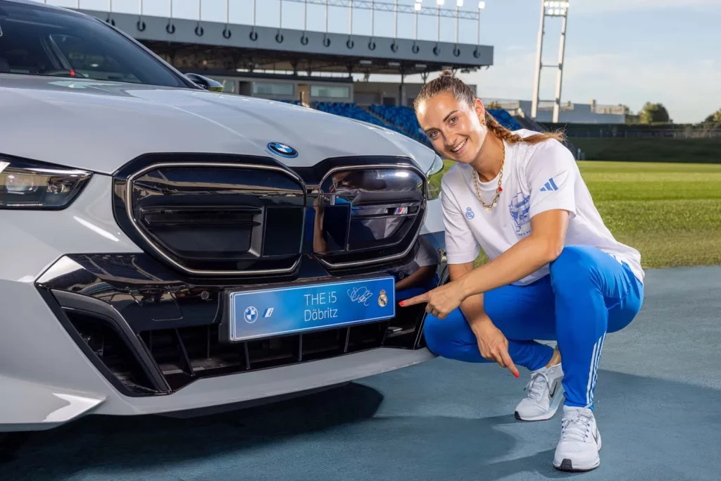 La plantilla del Real Madrid femenino ya conduce sus nuevos BMW: todas las fotos de las jugadoras con sus coches 29 Motor16 2025 BMW REAL MADRID FEMENINO26 Motor16