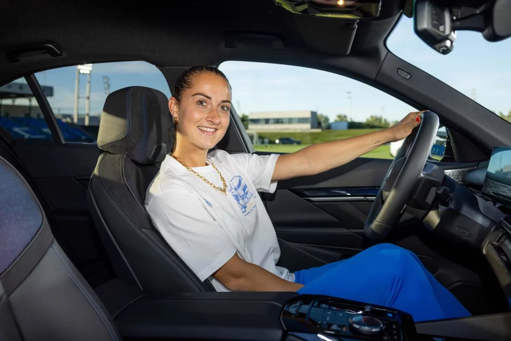 La plantilla del Real Madrid femenino ya conduce sus nuevos BMW: todas las fotos de las jugadoras con sus coches 30 Motor16 2025 BMW REAL MADRID FEMENINO27 Motor16