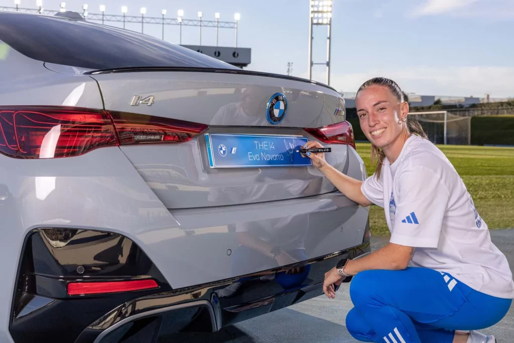 La plantilla del Real Madrid femenino ya conduce sus nuevos BMW: todas las fotos de las jugadoras con sus coches 31 Motor16 2025 BMW REAL MADRID FEMENINO28 Motor16