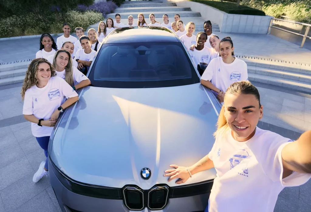 La plantilla del Real Madrid femenino ya conduce sus nuevos BMW: todas las fotos de las jugadoras con sus coches 7 Motor16 2025 BMW REAL MADRID FEMENINO3 Motor16
