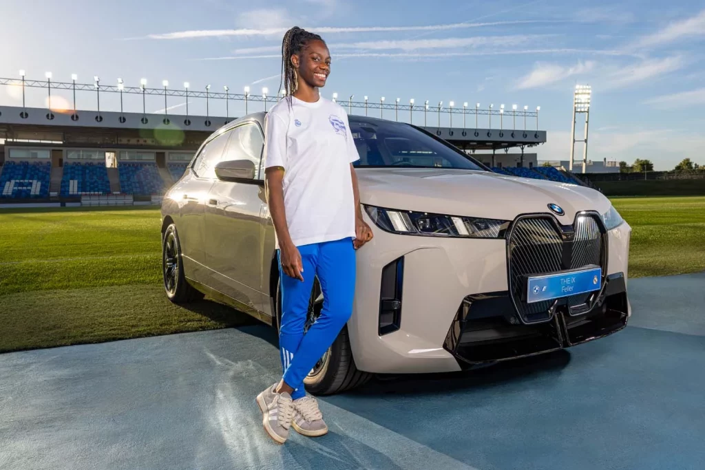 La plantilla del Real Madrid femenino ya conduce sus nuevos BMW: todas las fotos de las jugadoras con sus coches 33 Motor16 2025 BMW REAL MADRID FEMENINO30 Motor16