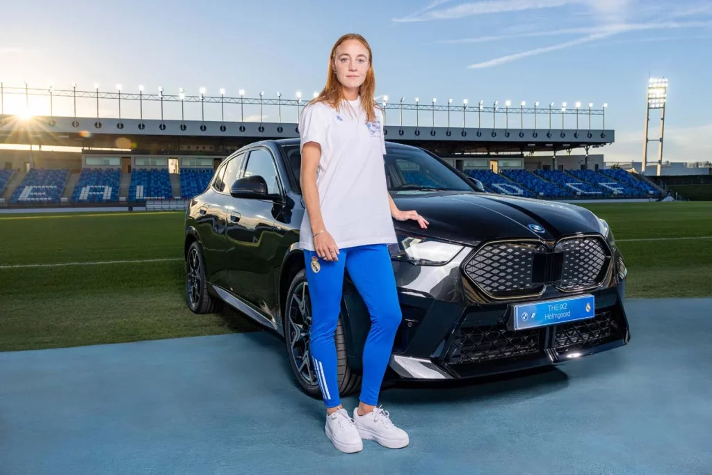 La plantilla del Real Madrid femenino ya conduce sus nuevos BMW: todas las fotos de las jugadoras con sus coches 35 Motor16 2025 BMW REAL MADRID FEMENINO32 Motor16