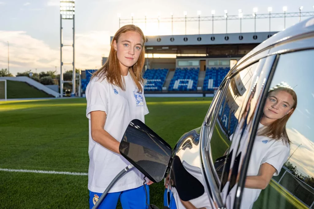 La plantilla del Real Madrid femenino ya conduce sus nuevos BMW: todas las fotos de las jugadoras con sus coches 37 Motor16 2025 BMW REAL MADRID FEMENINO34 Motor16