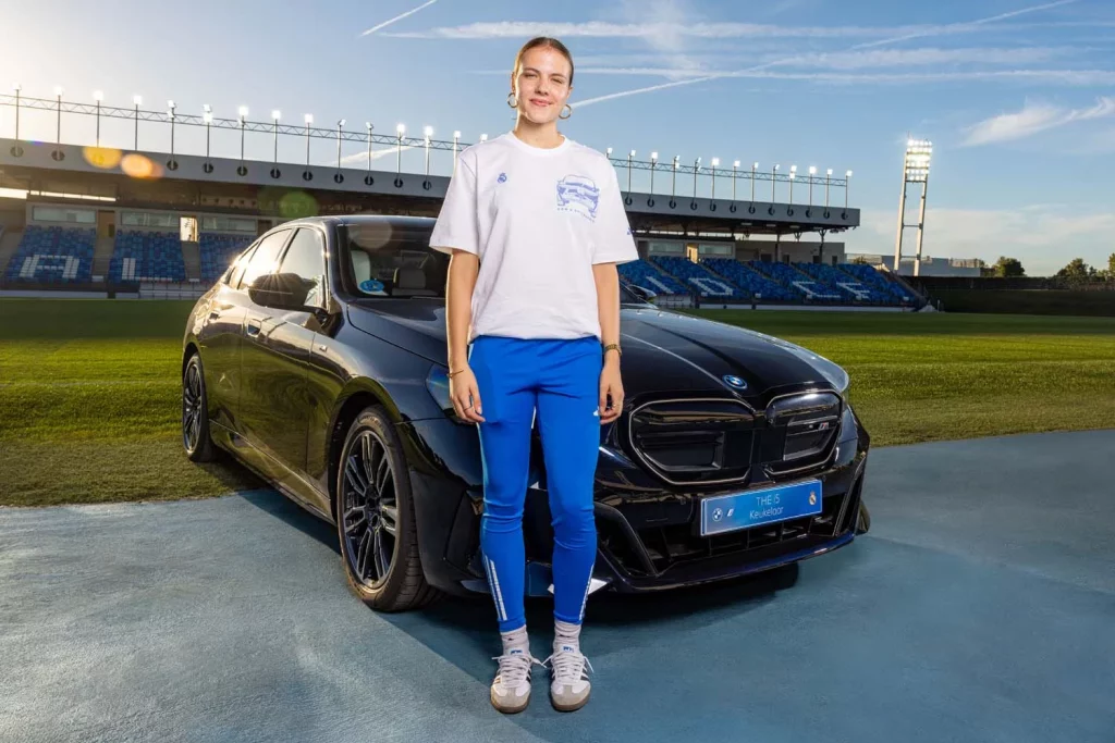 La plantilla del Real Madrid femenino ya conduce sus nuevos BMW: todas las fotos de las jugadoras con sus coches 38 Motor16 2025 BMW REAL MADRID FEMENINO35 Motor16