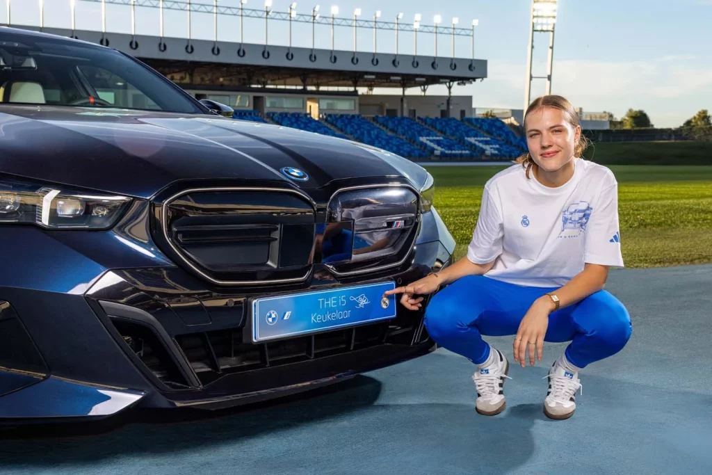 La plantilla del Real Madrid femenino ya conduce sus nuevos BMW: todas las fotos de las jugadoras con sus coches 39 Motor16 2025 BMW REAL MADRID FEMENINO36 Motor16