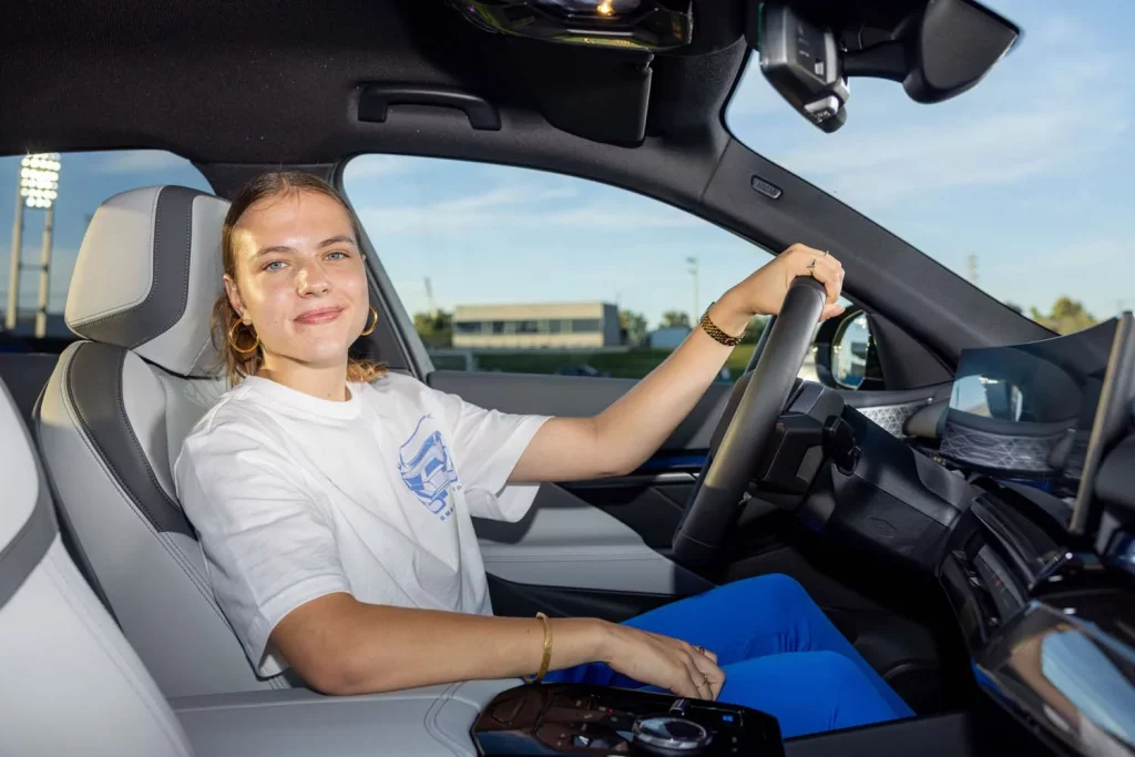La plantilla del Real Madrid femenino ya conduce sus nuevos BMW: todas las fotos de las jugadoras con sus coches 40 Motor16 2025 BMW REAL MADRID FEMENINO37 Motor16