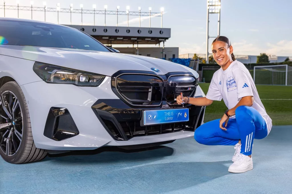 La plantilla del Real Madrid femenino ya conduce sus nuevos BMW: todas las fotos de las jugadoras con sus coches 42 Motor16 2025 BMW REAL MADRID FEMENINO39 Motor16