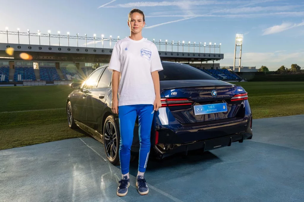 La plantilla del Real Madrid femenino ya conduce sus nuevos BMW: todas las fotos de las jugadoras con sus coches 8 Motor16 2025 BMW REAL MADRID FEMENINO4 Motor16