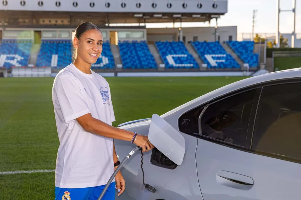 La plantilla del Real Madrid femenino ya conduce sus nuevos BMW: todas las fotos de las jugadoras con sus coches 43 Motor16 2025 BMW REAL MADRID FEMENINO40 Motor16