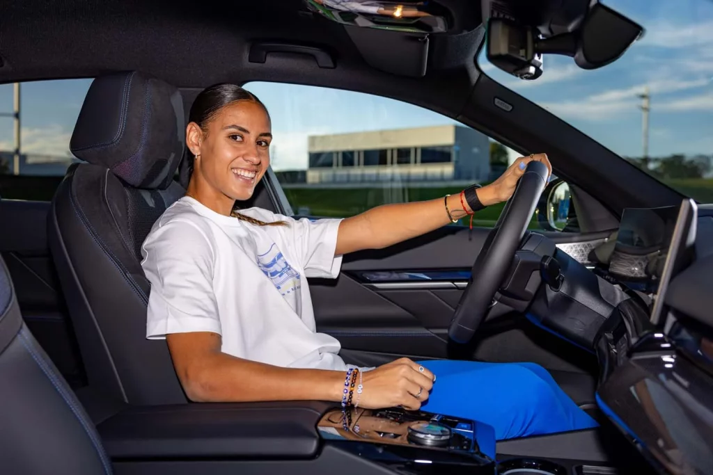 La plantilla del Real Madrid femenino ya conduce sus nuevos BMW: todas las fotos de las jugadoras con sus coches 44 Motor16 2025 BMW REAL MADRID FEMENINO41 Motor16