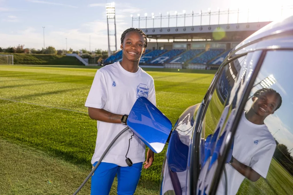 La plantilla del Real Madrid femenino ya conduce sus nuevos BMW: todas las fotos de las jugadoras con sus coches 47 Motor16 2025 BMW REAL MADRID FEMENINO44 Motor16