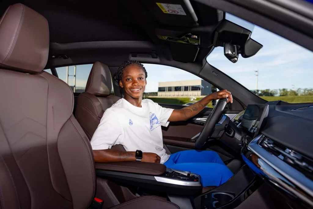 La plantilla del Real Madrid femenino ya conduce sus nuevos BMW: todas las fotos de las jugadoras con sus coches 48 Motor16 2025 BMW REAL MADRID FEMENINO45 Motor16