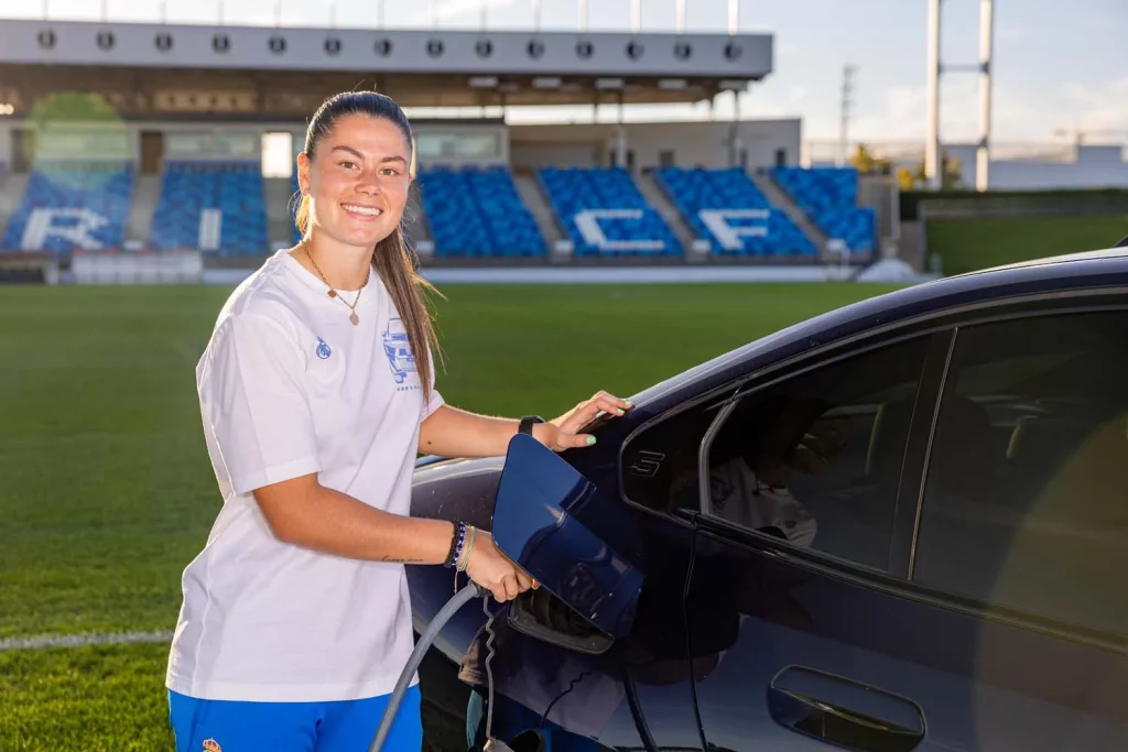La plantilla del Real Madrid femenino ya conduce sus nuevos BMW: todas las fotos de las jugadoras con sus coches 50 Motor16 2025 BMW REAL MADRID FEMENINO47 Motor16