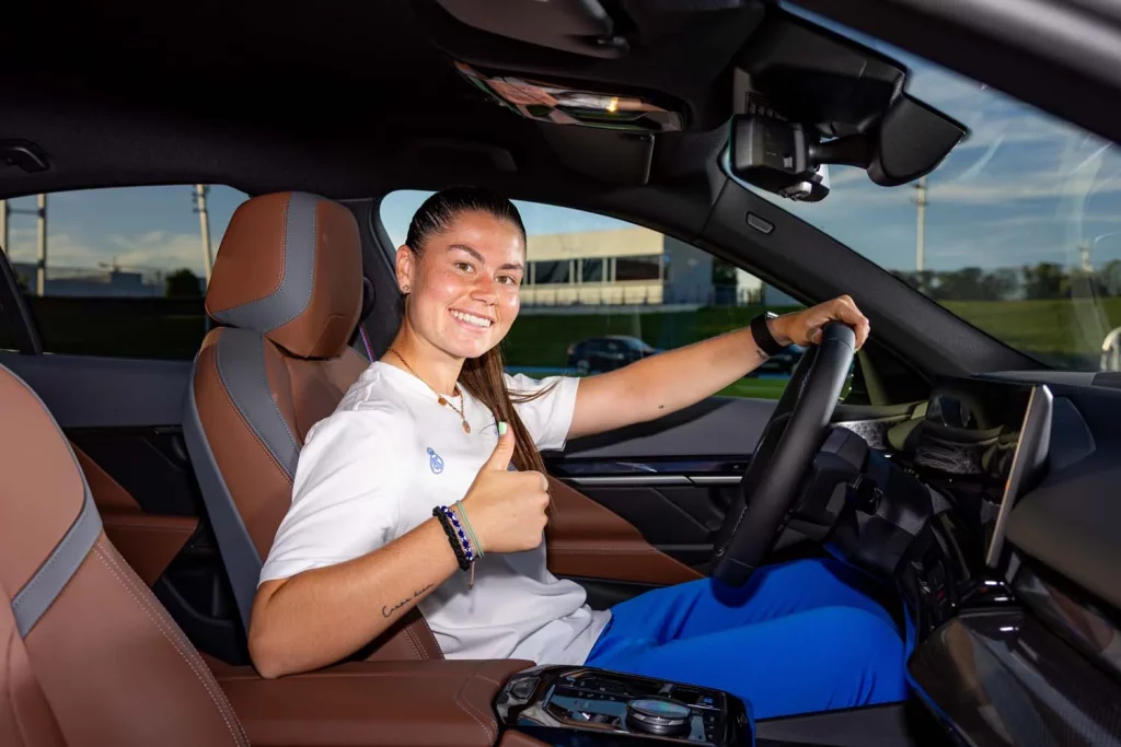 La plantilla del Real Madrid femenino ya conduce sus nuevos BMW: todas las fotos de las jugadoras con sus coches 51 Motor16 2025 BMW REAL MADRID FEMENINO48 Motor16